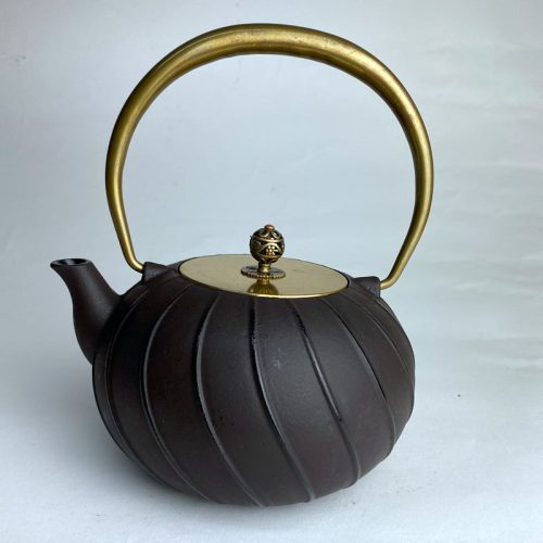 CastIronTeapotGoldLid